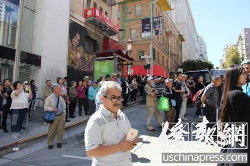 教堂外早已擠滿了要送白蘭最后一程的群眾。(僑報記者任子晟攝)