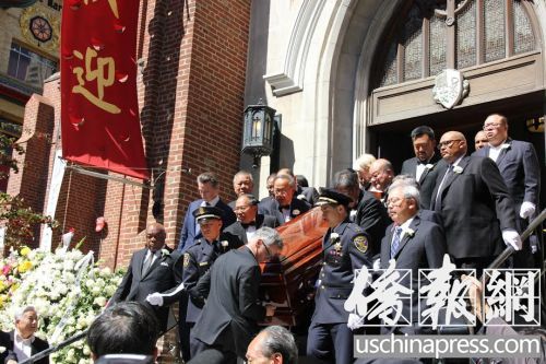 舊金山各大官員將白蘭遺體扶出教堂。(僑報記者任子晟攝)
