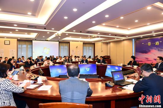 來自全球34個國家和地區(qū)的80余位華文媒體代表聚首北京，共同就華文媒體與“一帶一路”建設(shè)展開座談，思考華文媒體如何攜手共贏，在“一帶一路”建設(shè)中抓住機遇，發(fā)揮獨特作用。國務(wù)院僑辦主任裘援平出席座談會并講話，國務(wù)院僑辦副主任譚天星主持座談會。<a target='_blank' >中新社</a>記者 張勤 攝