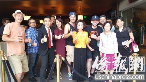 劉吉米(左3)和華裔民選官員協(xié)會(huì)創(chuàng)辦人黃趙企晨博士(左6)帶領(lǐng)華裔參加洛杉磯共和黨部組織的觀看總統(tǒng)大選第一場(chǎng)辯論活動(dòng)。(圖片由劉吉米提供) 