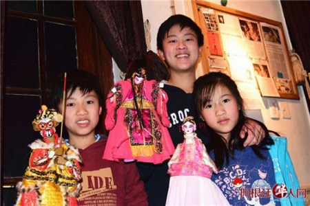 愛上布袋戲的華人子女。