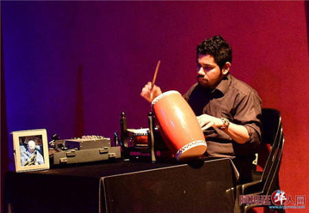 黃勝煌的團隊在親手制作中國樂器-鼓