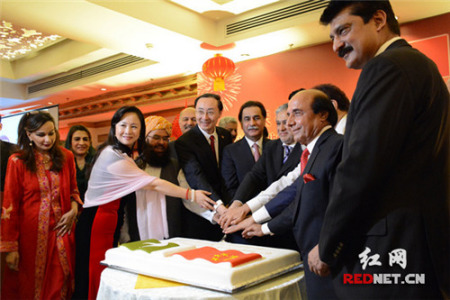 孫衛(wèi)東大使（左四）同薩迪克議長（左五）等巴方貴賓一起切蛋糕，共賀67周年國慶，祝愿中巴友誼萬古長青。