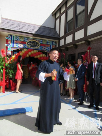 一位快板藝人唱出同仁堂歷史。(美國《僑報》/翁羽攝)