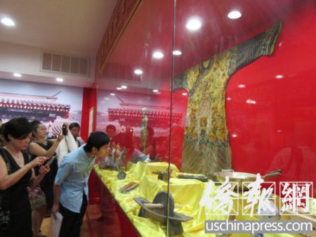 民眾參觀龍袍。