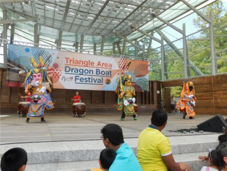 舞蹈表演。（美國《世界日報》/王明心 攝）