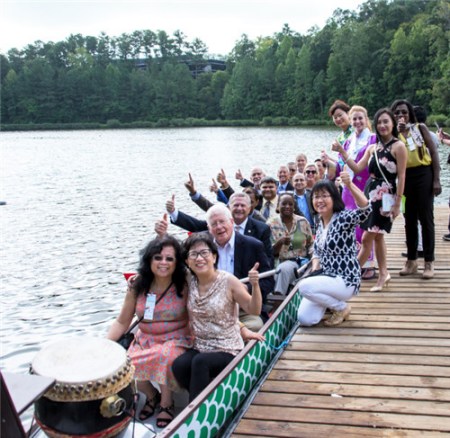 政要和主要贊助商登上龍舟，預祝龍舟節(jié)成功。（美國《世界日報》/王明心 攝）