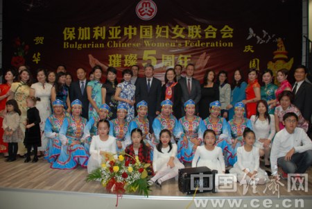 圖為演出者與嘉賓合影留念。中國經(jīng)濟(jì)網(wǎng)記者 田曉軍/攝 