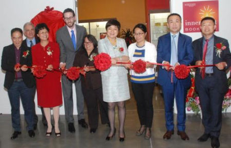 北京同仁堂和美洲中醫(yī)學院高層，以及中西嘉賓為教育和展示主席開幕剪彩。（僑報記者吳卓明攝）