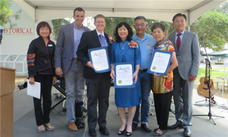 （右起）任發(fā)強(qiáng)副總領(lǐng)事、布琳達(dá)·王、朱感生眾議員、余容儀芳、芭芭拉·沃斯、里卡多市長(zhǎng)、朱淑玲副市長(zhǎng)