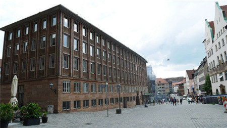 新市政廳：只要不上樓找市長(zhǎng)，游客可以進(jìn)入?yún)⒂^。