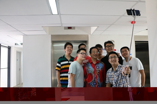 與學(xué)生們合影 與學(xué)生們合影