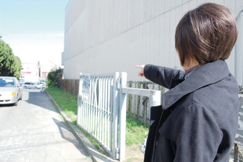 四年前鍾蘭芬在肖化區(qū)被金光黨騙徒騙走逾萬元畢生積蓄后，接受采訪。(美國《世界日報》／李秀蘭 攝)