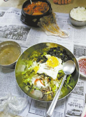 肖先生被困“小黑屋”期間，對當(dāng)?shù)仫嬍澈懿涣?xí)慣。