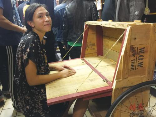 摩根和她的作品“移動(dòng)空間”。（美國(guó)《僑報(bào)》/楊柳依 攝）