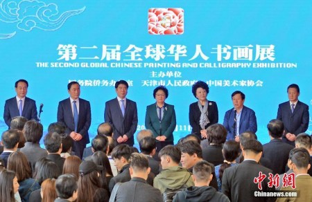 10月11日，由中國國務(wù)院僑務(wù)辦公室、天津市人民政府和中國美術(shù)家協(xié)會共同主辦的第二屆“全球華人書畫展”在天津美術(shù)館啟幕，全國政協(xié)副主席李海峰、國務(wù)院僑辦主任裘援平、中國美術(shù)家協(xié)會主席劉大為等出席開幕式。本次書畫展以“絲路遠(yuǎn)帆宏圖展，翰墨凝僑筑夢圓”為主題，團(tuán)結(jié)鼓勵海外華人書畫家共同用藝術(shù)語言講好“中國故事”。據(jù)悉，為期6天的展覽共展出五大洲40個國家和地區(qū)120余位書畫家的152件形態(tài)多樣、內(nèi)容豐富的作品。 <a target='_blank' >中新社</a>記者 佟郁 攝