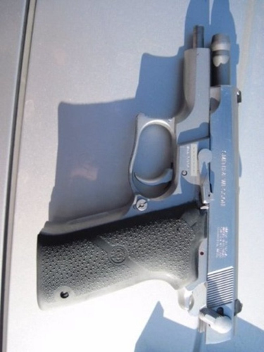 警方從林麥可身上起出一把上鏜的半自動手槍。(美國《世界日報》/密爾比達警局供圖)