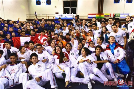 各國參賽運動員合影。(阿根廷華人網(wǎng)/柳軍 攝)