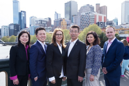 Together Melbourne團(tuán)隊(duì)，包括市長(zhǎng)候選人王宗堅(jiān)(Ken Ong，左四)，副市長(zhǎng)候選人Sue Morphet(左三)，四位市議員候選人，包括劉樂(Philip Le Liu，左二)和Alice Poon(左一)兩位華人代表。(澳洲網(wǎng)圖片)