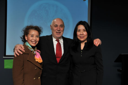 “Phil Cleary Means Business”團(tuán)隊(duì)，包括市長(zhǎng)候選人Phil Cleary(中)，副市長(zhǎng)候選人蘇俊希(Junxi Su，右一)。(澳洲網(wǎng)圖片)