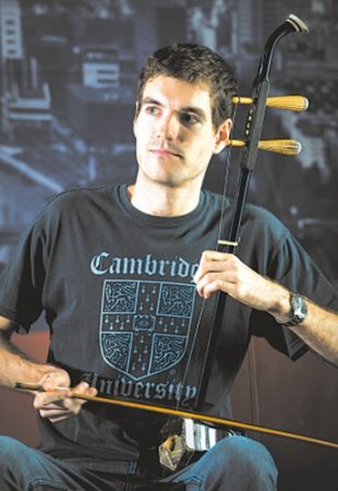 新西蘭小伙子Dougal Macbeth在中國生活了4年，特別喜歡拉二胡，不久前還獲得“在甬外國人漢語大賽”第一名。