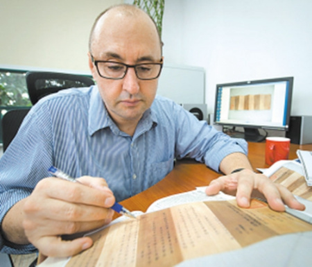 來自德國的Thomas Hirzel不僅是孔子學(xué)院高級(jí)班學(xué)員，同時(shí)還是一位研究中國清中晚期宮廷奏章的教授級(jí)專家。