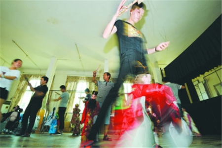 在上杭客家木偶傳習(xí)中心，年輕學(xué)員正在69歲的劉金壽(左)的帶領(lǐng)下練習(xí)提線木偶。劉金壽12歲開(kāi)始學(xué)習(xí)木偶表演，是福建閩西亂彈木偶代表性傳承人。