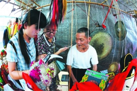  一位70多歲的客家提線木偶老藝人，正在接受龍巖當(dāng)?shù)卮髮W(xué)生的訪問(wèn)。