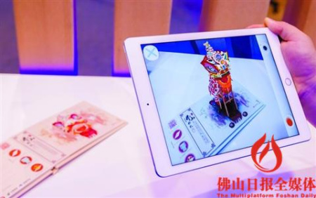 　“佛山非遺”系列AR明信片。使用手機(jī)掃描明信片，隨即跳出憨態(tài)可掬的舞獅形象。 佛山日報(bào)記者周春攝