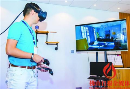 戴上特制的VR眼鏡，就能從屏幕看到裝修精美的虛擬樣板房，體驗(yàn)與置身現(xiàn)場無異。 佛山日報(bào)記者周春攝