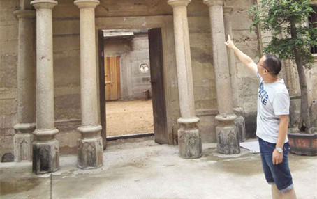 經(jīng)歷近百年的風雨洗禮，不少梧林古厝洋樓日漸斑駁，有的墻體剝落，有的出現(xiàn)坍塌。福建日報記者李向娟攝