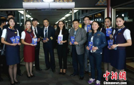 《印尼領(lǐng)保一本通》是中國駐印尼使館積極貫徹落實“海外民生”工程的主要舉措之一。　顧時宏 攝