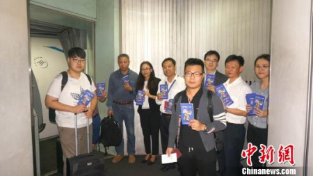 首位接到手冊的乘客表示，第一次來到印尼，沒想到剛到印尼就收到使館人員親自贈送的旅行指南，此次旅途倍感踏實、溫暖，一本小小的手冊充分體現(xiàn)了政府對遠(yuǎn)游海外公民的關(guān)懷?！☆檿r宏 攝