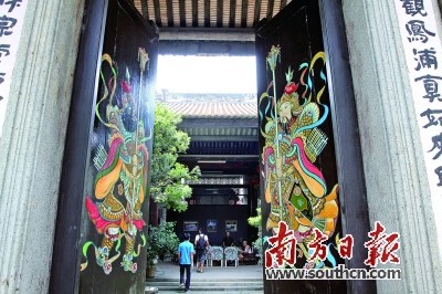 黃埔村祠堂街上的晃亭梁公祠。符超軍 攝