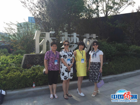 作者(右一)參觀武漢僑夢苑 作者(右一)參觀武漢僑夢苑