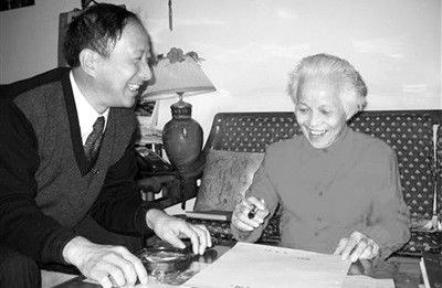 圖為曹明龍采訪李富春和蔡暢的女兒李特特。衛(wèi)國戰(zhàn)爭時期，李特特曾在莫斯科伊萬諾沃兒童院生活。 (資料圖片) 