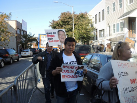 家住艾姆赫斯特的賴Tom特意趕來日落公園聲援活動。(美國《僑報》/王靖雯 攝)
