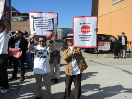 華裔示威者高舉口號，抗議白思豪政府把游民“丟”到小區(qū)置之不顧。(美國《僑報》/王靖雯 攝)