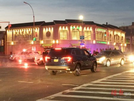 案發(fā)后，警方在高架橋區(qū)域提醒駕駛員繞道而行。(美國《僑報》/王伊琳 攝) 　　