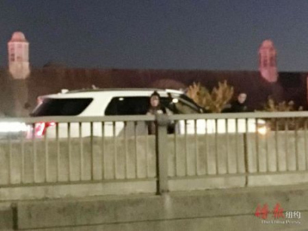 韓裔女子駕駛的車輛正停在高架橋上。(美國《僑報》/王伊琳 攝) 　 　　