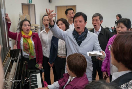 肖金聲與聲樂愛好者互動(墨爾本華星藝術(shù)團供圖)