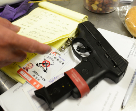 陳智敏為華人槍擊協(xié)會(huì)成員，與會(huì)員排定課程以認(rèn)識(shí)槍械及訓(xùn)練槍法。（美國《世界日報(bào)》/許振輝 攝）