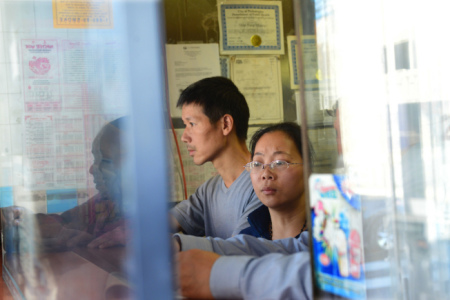 林能全、黃水芳的餐館如同許多外買餐館一般，柜臺(tái)裝設(shè)厚厚的安全玻璃。（美國《世界日報(bào)》/許振輝 攝）