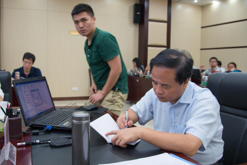 海南省長(zhǎng)劉賜貴坐鎮(zhèn)海南省三防辦指揮防汛防風(fēng)工作。記者洪堅(jiān)鵬 攝