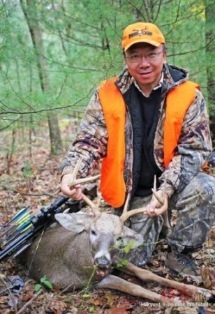 韓鄭與獵到的公鹿。（美國《僑報》）