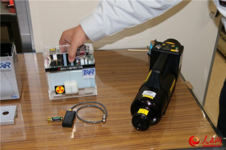 這是一臺(tái)只需一節(jié)5號(hào)電池便可啟用的小型X射線機(jī)。