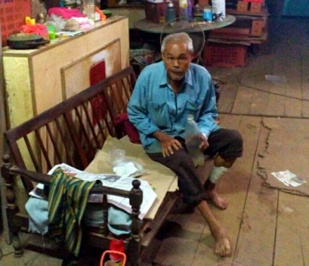 按照老人的紅色登記，他已經73歲，你認識他嗎？（馬來西亞《星洲日報》圖片）