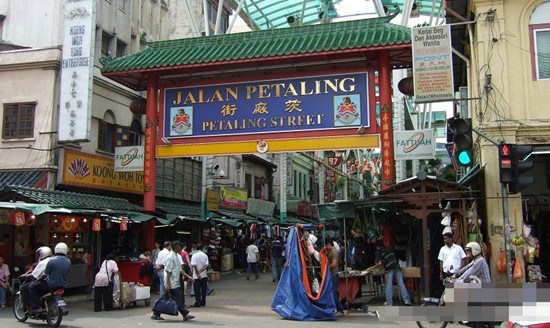 《星報(bào)》記者在馬來(lái)西亞花兩天時(shí)間跟蹤了兩名行乞者。記者發(fā)現(xiàn)，約30名殘疾、毀容的行乞者聚集在吉隆坡茨廠街一家廉價(jià)酒店。一名頭目數(shù)小時(shí)后出現(xiàn)，向眾人收取現(xiàn)金后離開(kāi)。