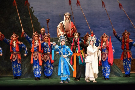 京劇《白蛇傳》演出現(xiàn)場(chǎng) (英國《華聞網(wǎng)》)