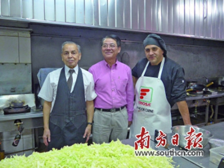 華人老板郭文（中）與他的墨西哥員工。